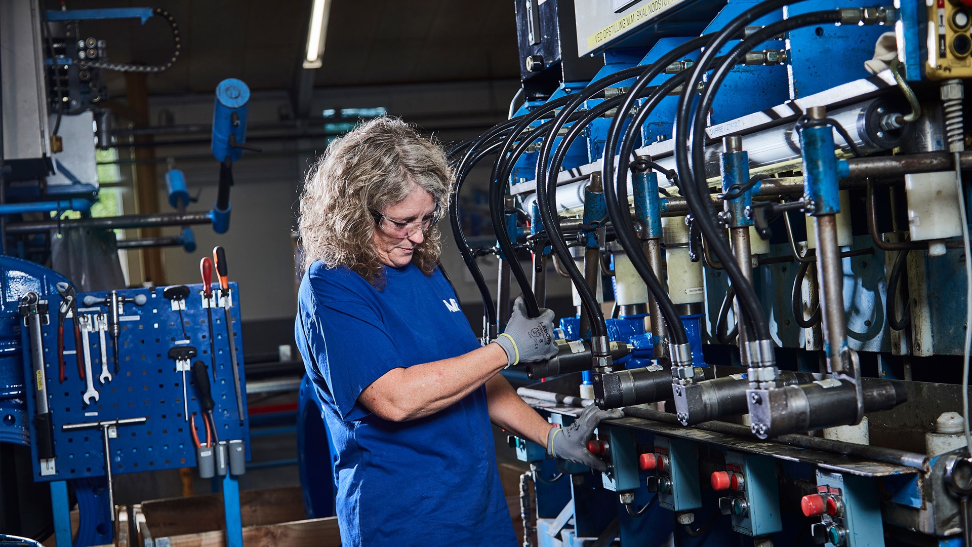 AVK-werknemer aan productiemachine, gezond en veilig werken